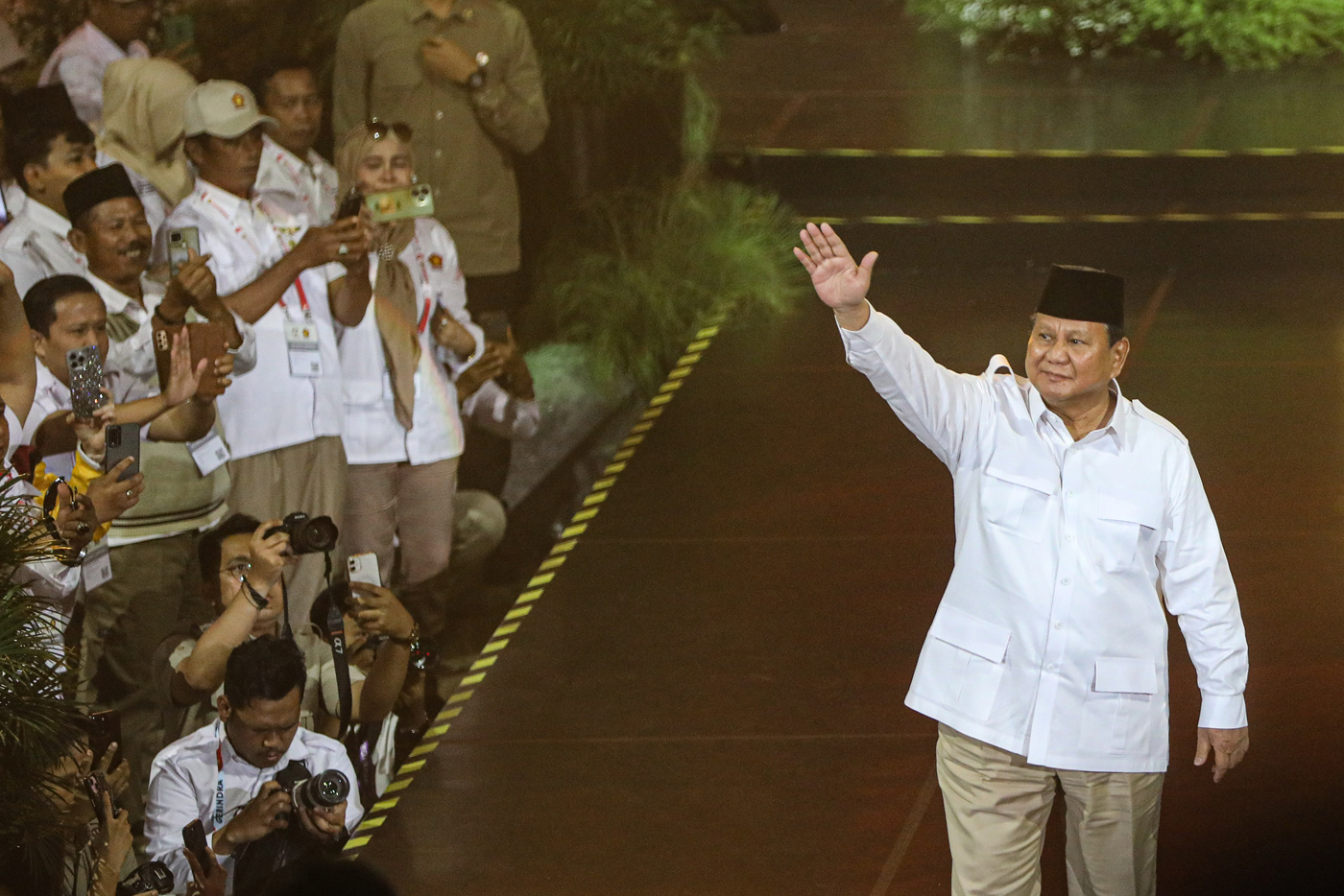 Presiden yang juga Ketua Umum Partai Gerindra, Prabowo Subianto menyapa para pendukung usai menyampaikan pidato politik saat puncak perayaan HUT ke-17 Partai Gerindra di Sentul International Convention Center (SICC), Bogor, Jawa Barat, Sabtu (15/2/2025). - Image
