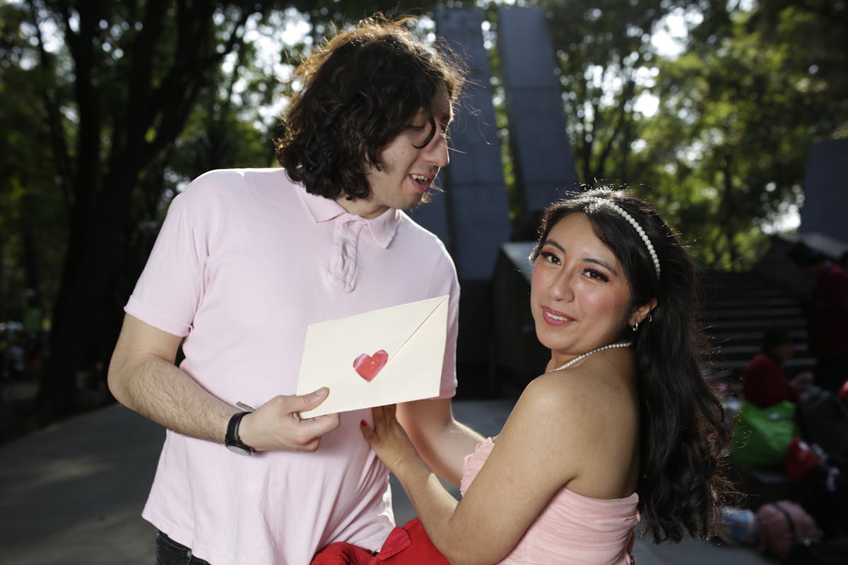 4 Zodiak Ini Bakal Dapat Pesan Penting Dari Mantan Pacar (Pexels) - Image