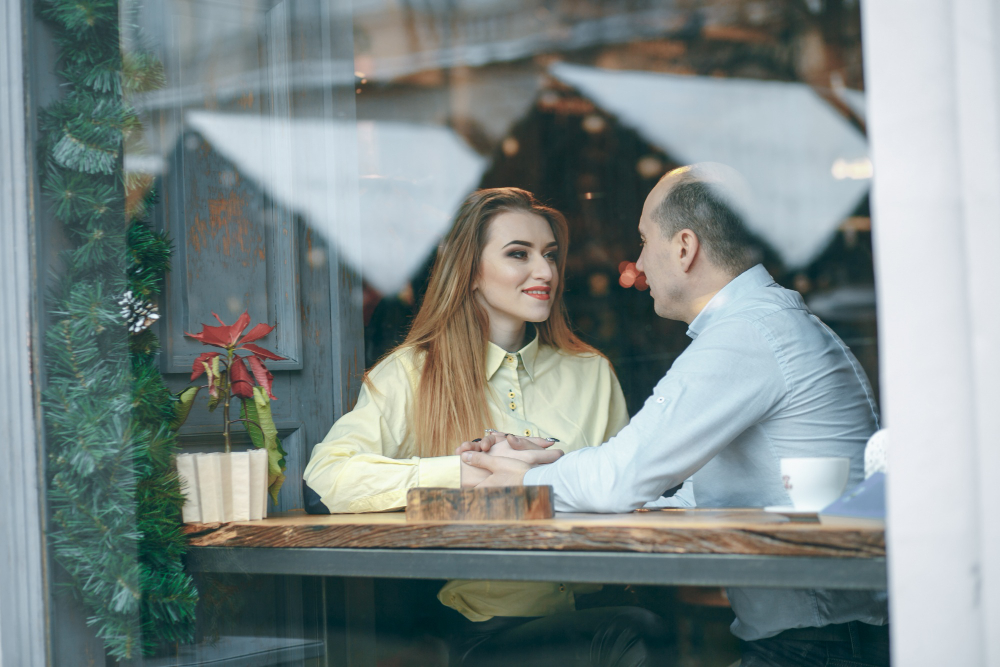 Cara perempuan menolak rayun pria menurut psikologi. (Freepik/prostooleh) - Image