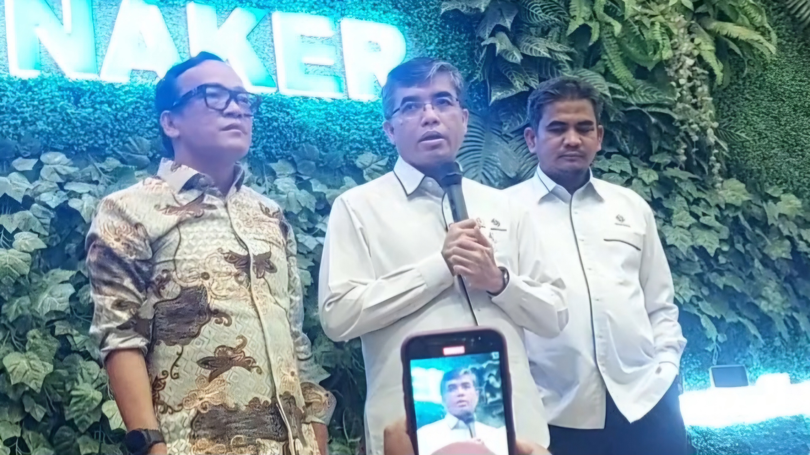 Menteri Ketenagakerjaan RI Yassierli menerima audiensi para massa aksi dari aliansi sopir ojek online (ojol), taksi online dan kurir di lobi Kementerian Ketenagakerjaan, Senin (17/2). (Ryandi Zahdomo) - Image