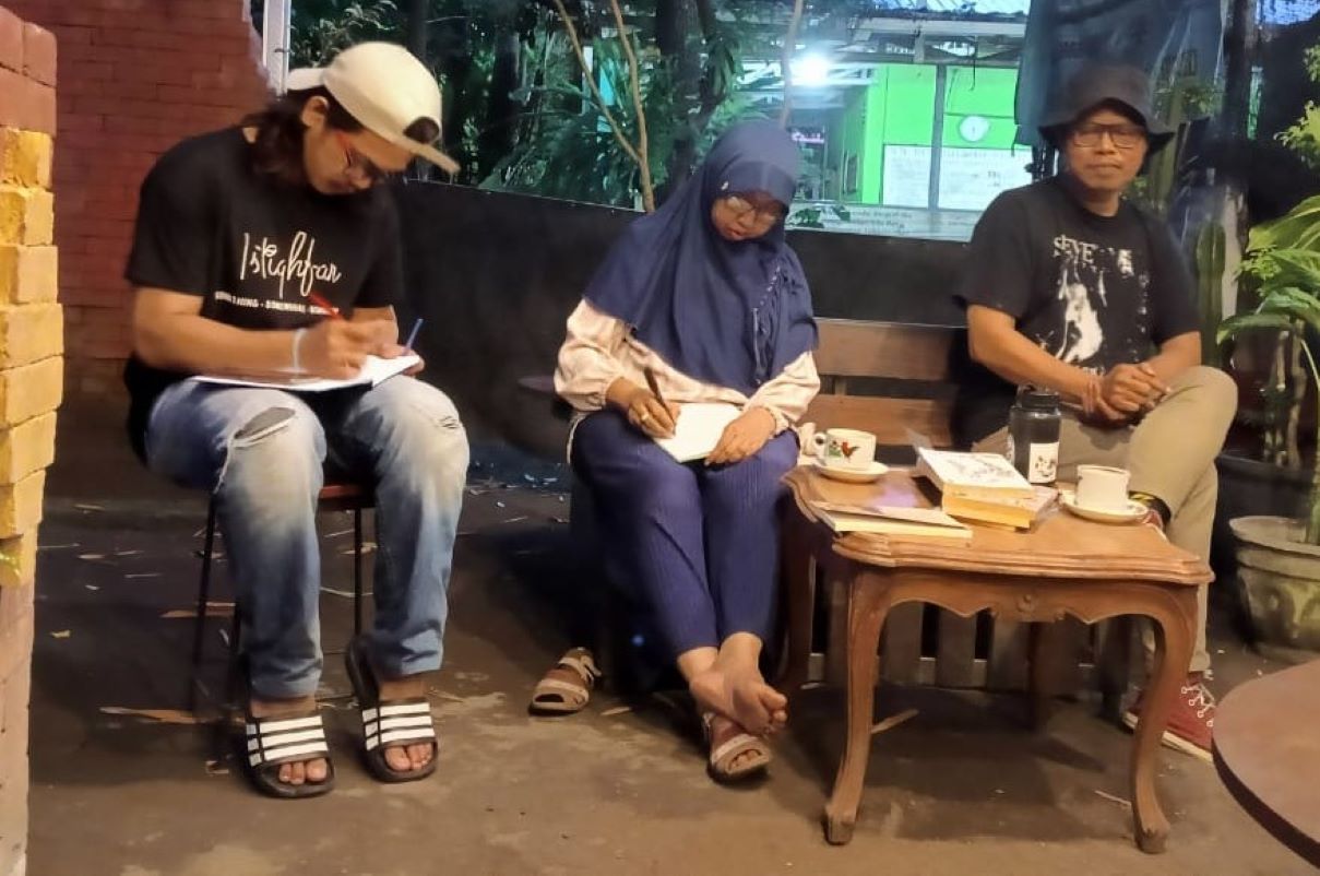 Uun Nurcahyanti dan Iwan Tualang Buku sebagai pemateri di acara 88 Tahun Soesilo Toer (Wahyu Umattulloh AL Iman/JawaPos.com) - Image