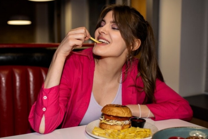 Ilustrasi orang dengan zodiak yang nyaman dengan kesendirian hingga membuatnya tak merasa canggung atau malu saat makan sendirian di tempat umum. (freepik) - Image