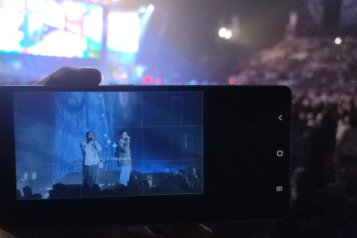 JawaPos.com mencoba langsung Samsung Galaxy S25 Ultra untuk konser musik. (Nanda Prayoga/JawaPos.com) - Image