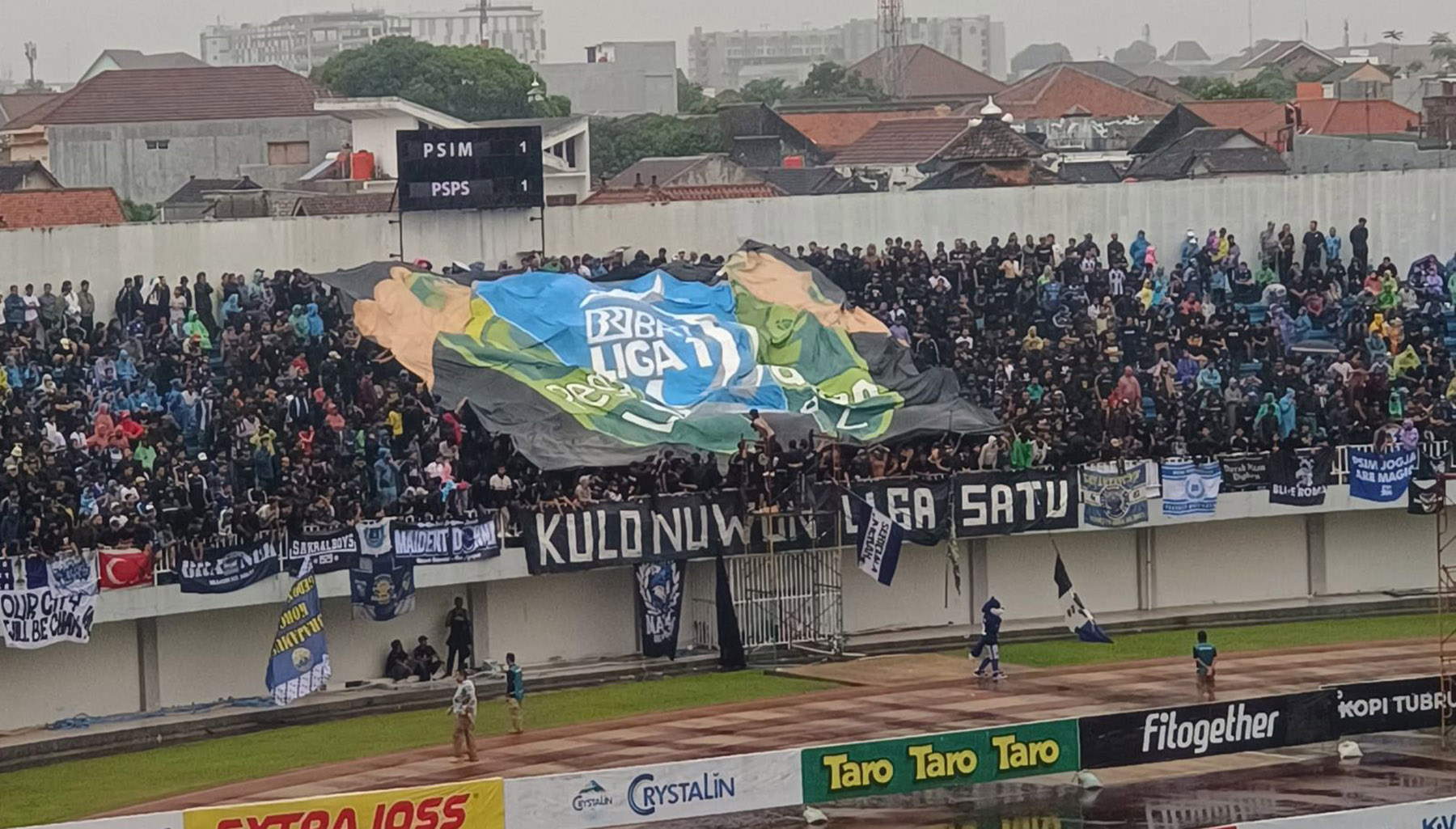 Aksi pendukung PSIM Yogyakarta menyambut Liga 1 (Alvin Fahrizal Bayyuni/JawaPos.com) - Image