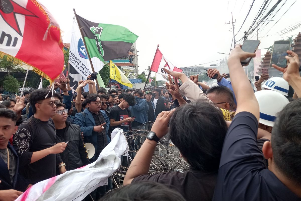 Aksi Indonesia Gelap di depan Gedung DPRD Jawa Timur, Surabaya yang berujung ricuh. (Novia Herawati/JawaPos.com) - Image
