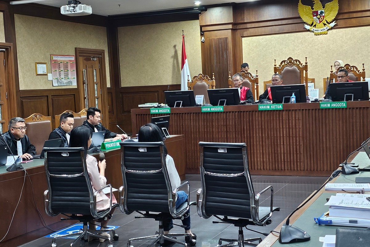 Saksi Stephanie Christel bersaksi dalam sidang kasua dugaan suap vonis bebas Ronald Tannur di Pengadilan Tindak Pidana Korupsi (Tipikor) pada Pengadilan Negeri Jakarta Pusat, Selasa (18/2). (Ridwan) - Image
