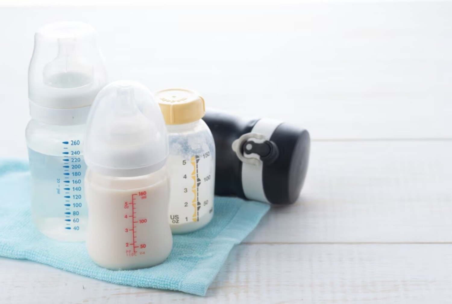 Ilustrasi botol bayi. (Freepik) - Image