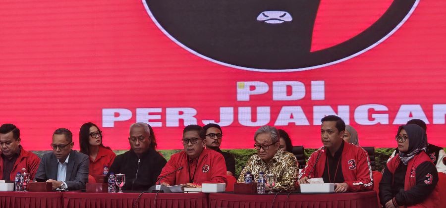 Sekretaris Jenderal (Sekjen) DPP PDI Perjuangan Hasto Kristiyanto di kantor DPP PDIP, Jalan Diponegoro, Jakarta Pusat, Selasa (18/2). (Muhammad Ridwan/JawaPos.com) - Image
