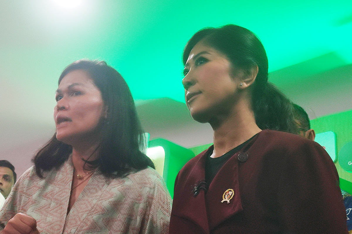 Menkomdigi Meutya Hafid (kanan) di Kantor Kemenkomdigi, Selasa (18/2). (Nanda Prayoga/JawaPos.com) - Image