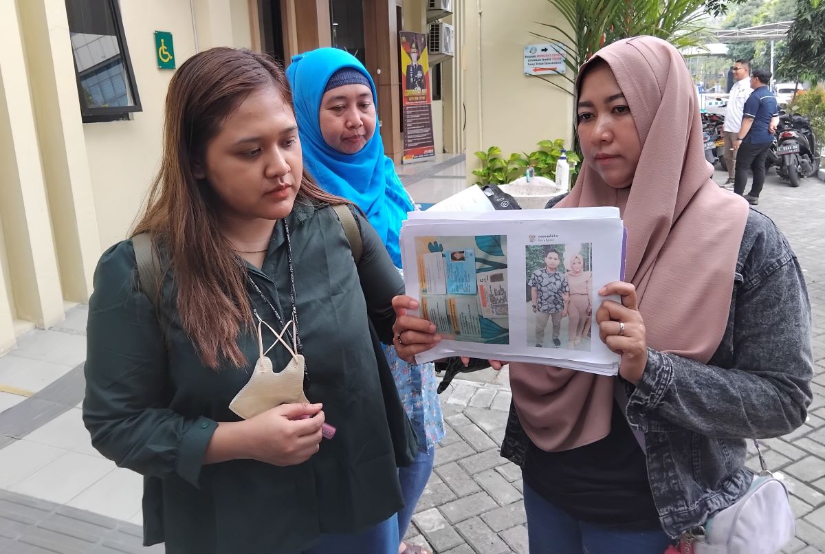 Mega (kiri) dan dua korban penipuan arisan dan investasi bodong yang merugi hingga ratusan juta rupiah. (Juliana Christy/Jawa Pos) - Image