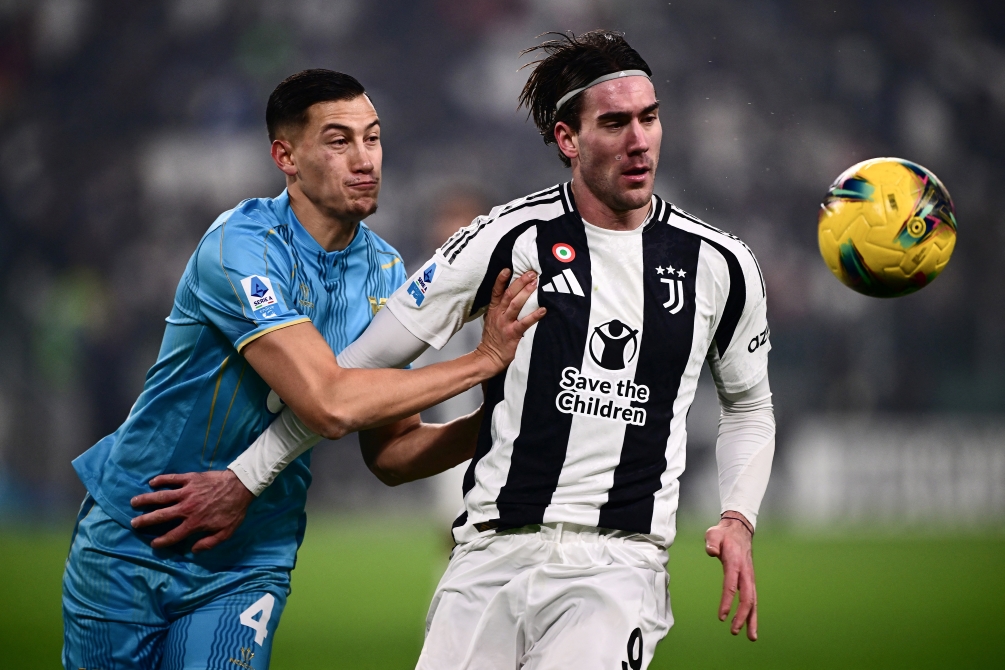 Pemain Indonesia yang membela Venezia FC Jay Idzes (kiri) mengawal striker Juventus Dusan Vlahovic. (AFP) - Image