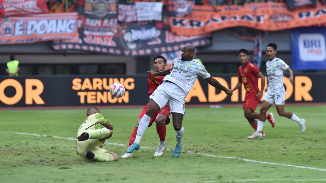 Pertandingan Persija vs Persib yang berakhir kericuhan antar suporter. (Dok. Persib) - Image