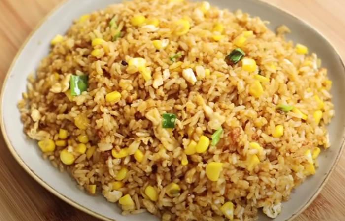 Resep Nasi Goreng Telur yang Praktis dan Bikin Nagih. (YouTube Devina Hermawan) - Image
