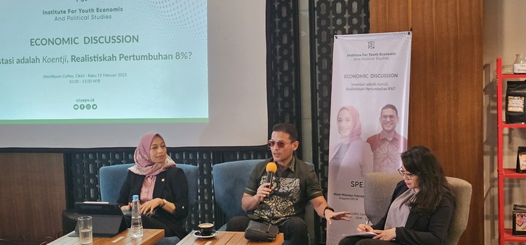 Anggota DPD RI Mirah Midadan Fahmid dan ekonom Universitas Indonesia (UI) Fithra Faisah Hastiadi dalam diskusi di Cikini, Jakarta Pusat, Rabu (19/2). (Muhammad Ridwan/JawaPos.com). - Image