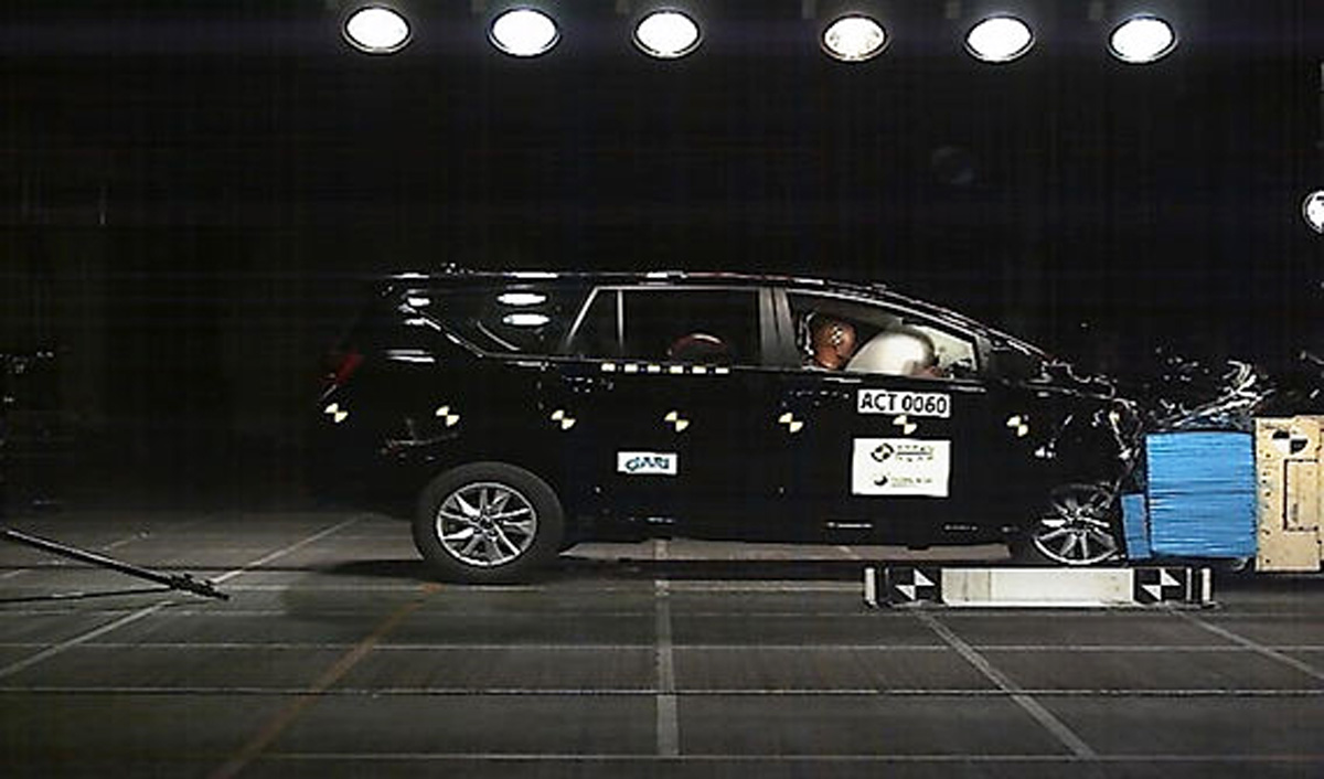 Ilustrasi: Uji tabrak Innova Reborn. (ASEAN NCAP). - Image