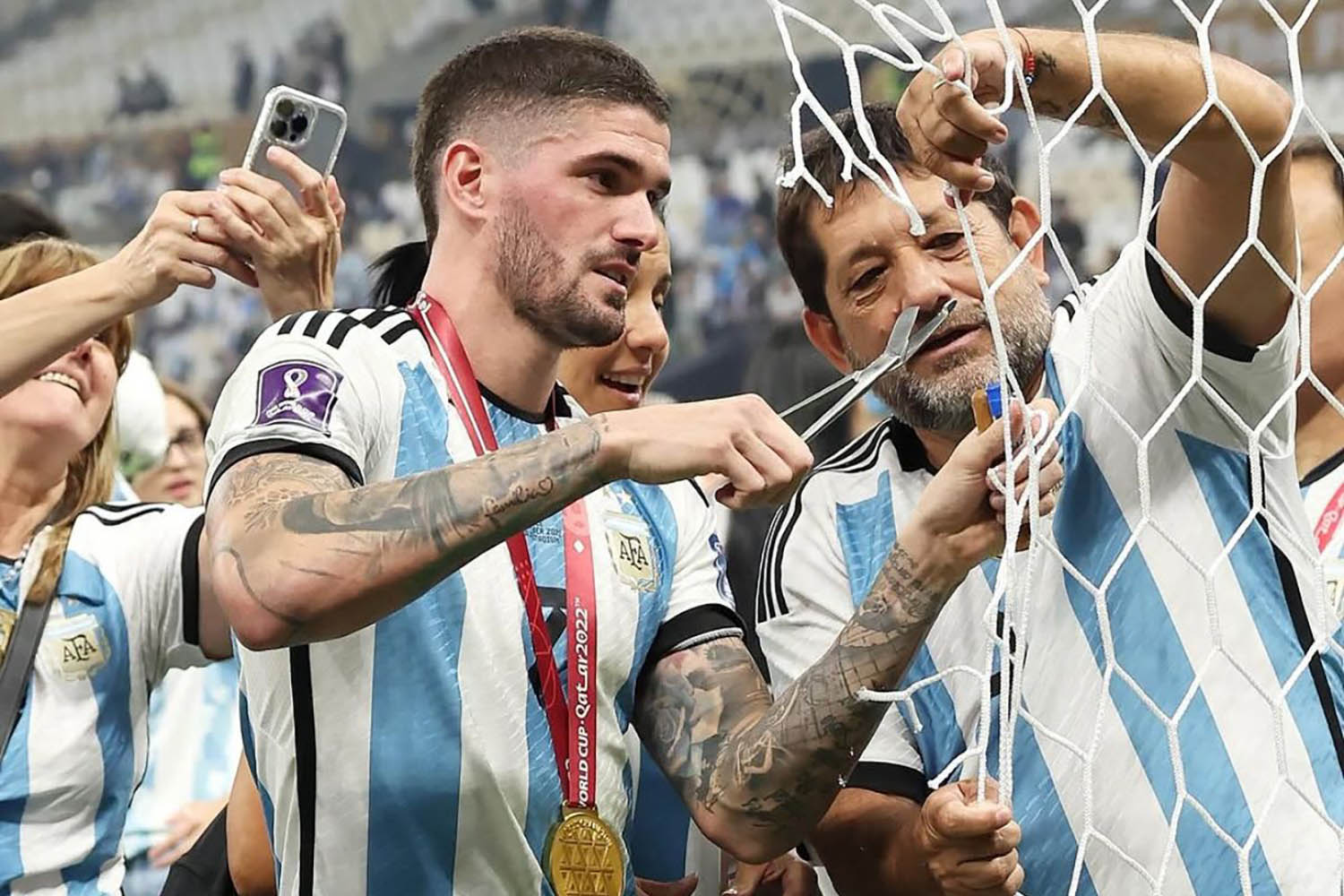 Momen ikonik pemain Argentina membawa buah tangan dari jaring gawang ketika juara Piala Dunia 2022. (Dok. FIFA) - Image