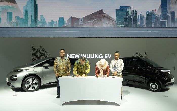Wuling dan PT Haleyora Power menandatangani MoU untuk pemasangan home charging yang berlangsung di booth Wuling saat acara IIMS 2025. - Image