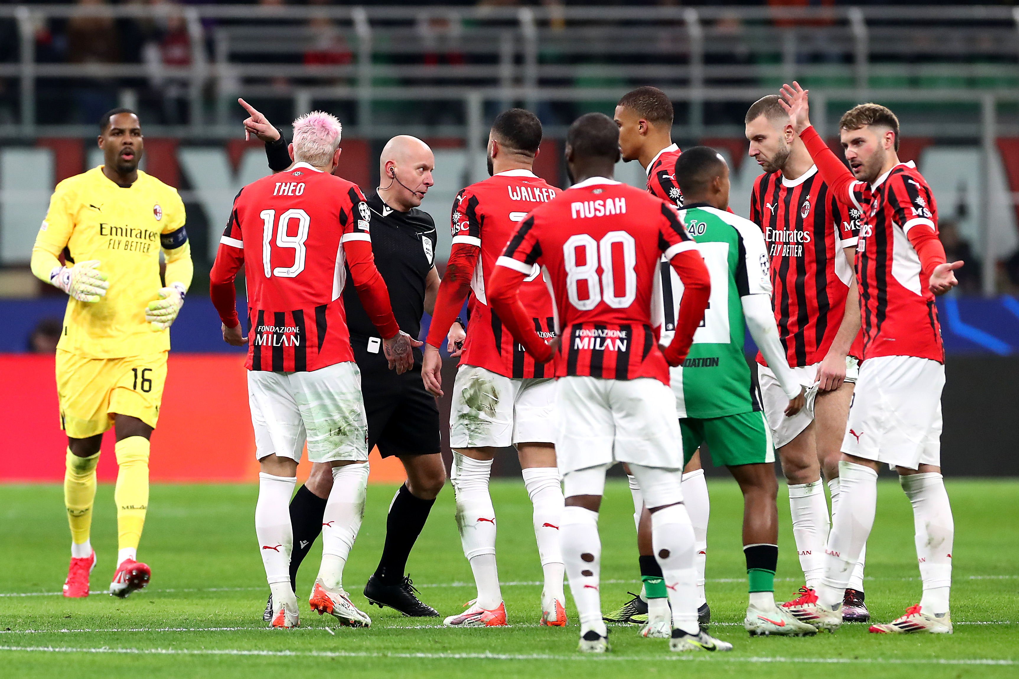 Para pemain AC Milan memprotes wasit saat menghadapi Feyenoord. (Dok. UEFA) - Image