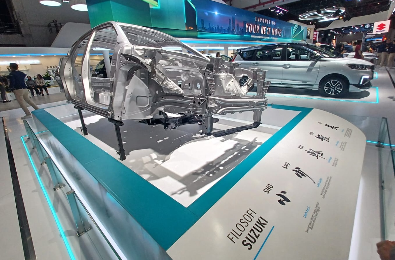 Rangka mobil Suzuki yang disebut Heartech Platform ada di panggung Indonesia International Motor Show (IIMS 2025) booth Suzuki. - Image