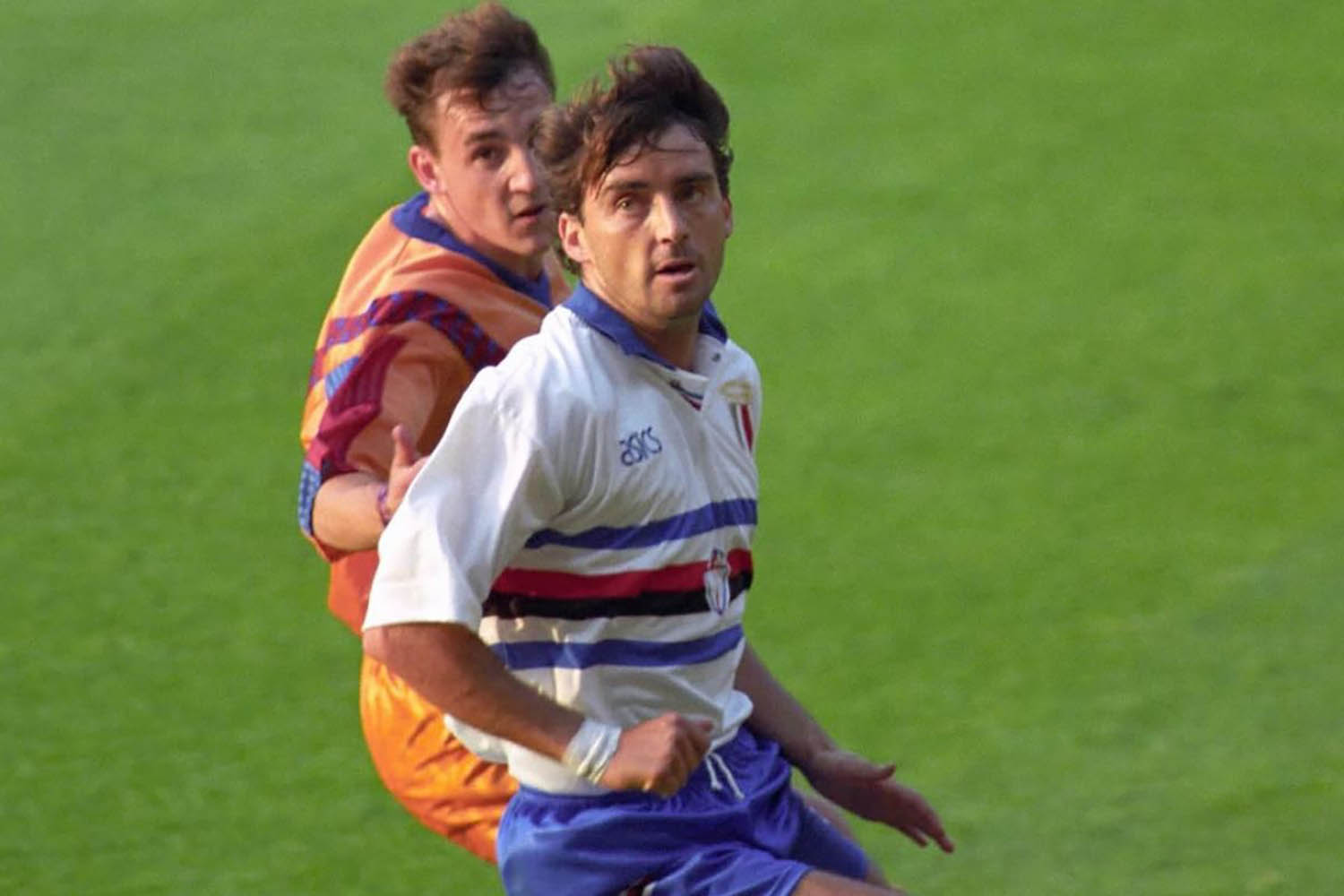 Aksi Roberto Mancini (putih) saat masih membela Sampdoria. (Dok. Media Sampdoria) - Image