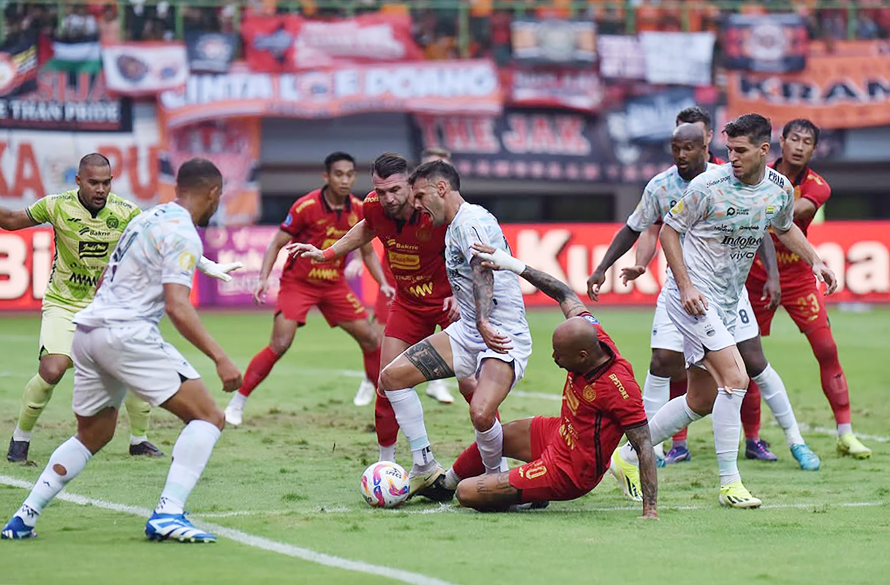 Tyronne del Pino saat membela Persib melawan Persija Jakarta. (Dok. Persib) - Image