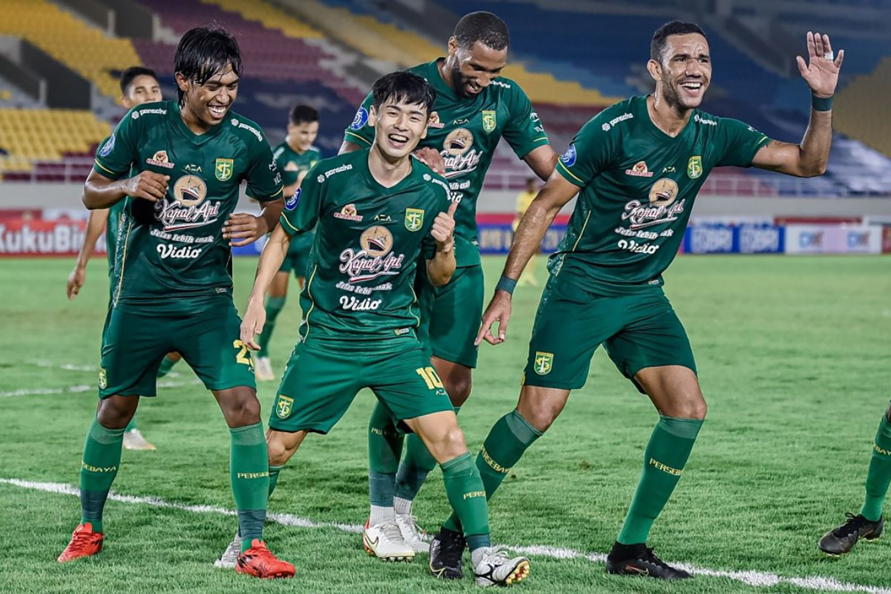 Taisei Marukawa melakukan selebrasi bersama Wilkson dan pemain Persebaya Surabaya lainnya. (Media Persebaya) - Image