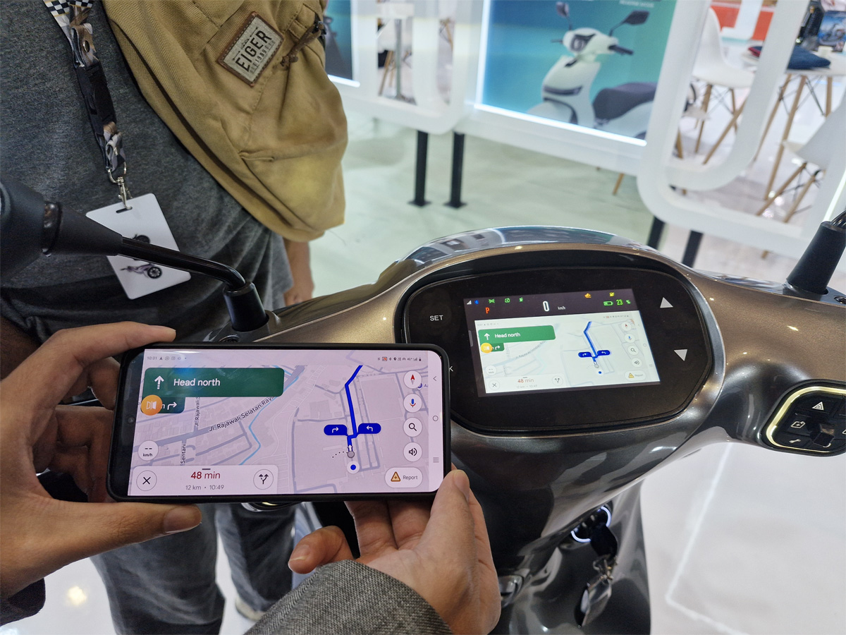 Konektivitas dan entertainment jadi fitur unggulan di motor listrik Indomobil Adora. (RianAlfianto/JawaPos.com). - Image
