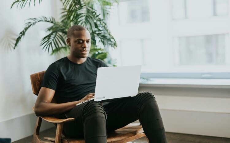 Ilustrasi orang yang sedang membaca email. (Unsplash.com/Windows) - Image