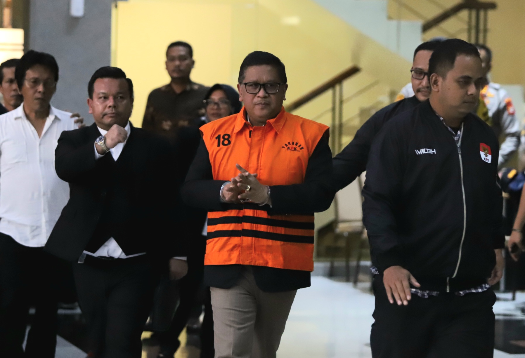 Sekjen PDI Perjuangan Hasto Kristiyanto dihadirkan dalam konferensi pers penahanan tersangka di Gedung KPK, Jakarta, Kamis (20/2/2025). (Dery Ridwansah/ JawaPos.com) - Image
