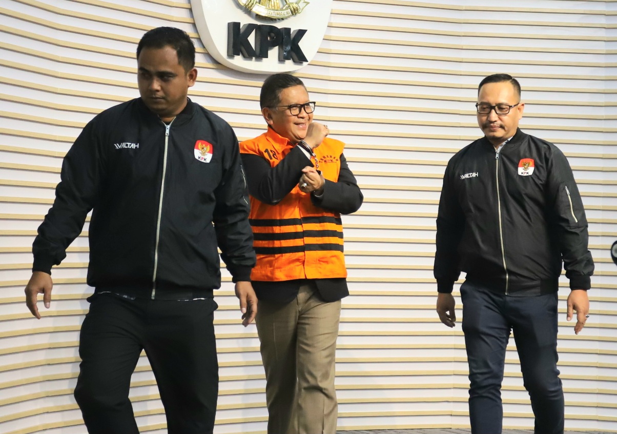 Sekjen PDI Perjuangan Hasto Kristiyanto dihadirkan dalam konferensi pers penahanan tersangka di Gedung KPK, Jakarta, Kamis (20/2/2025). (Dery Ridwansah/ JawaPos.com) - Image