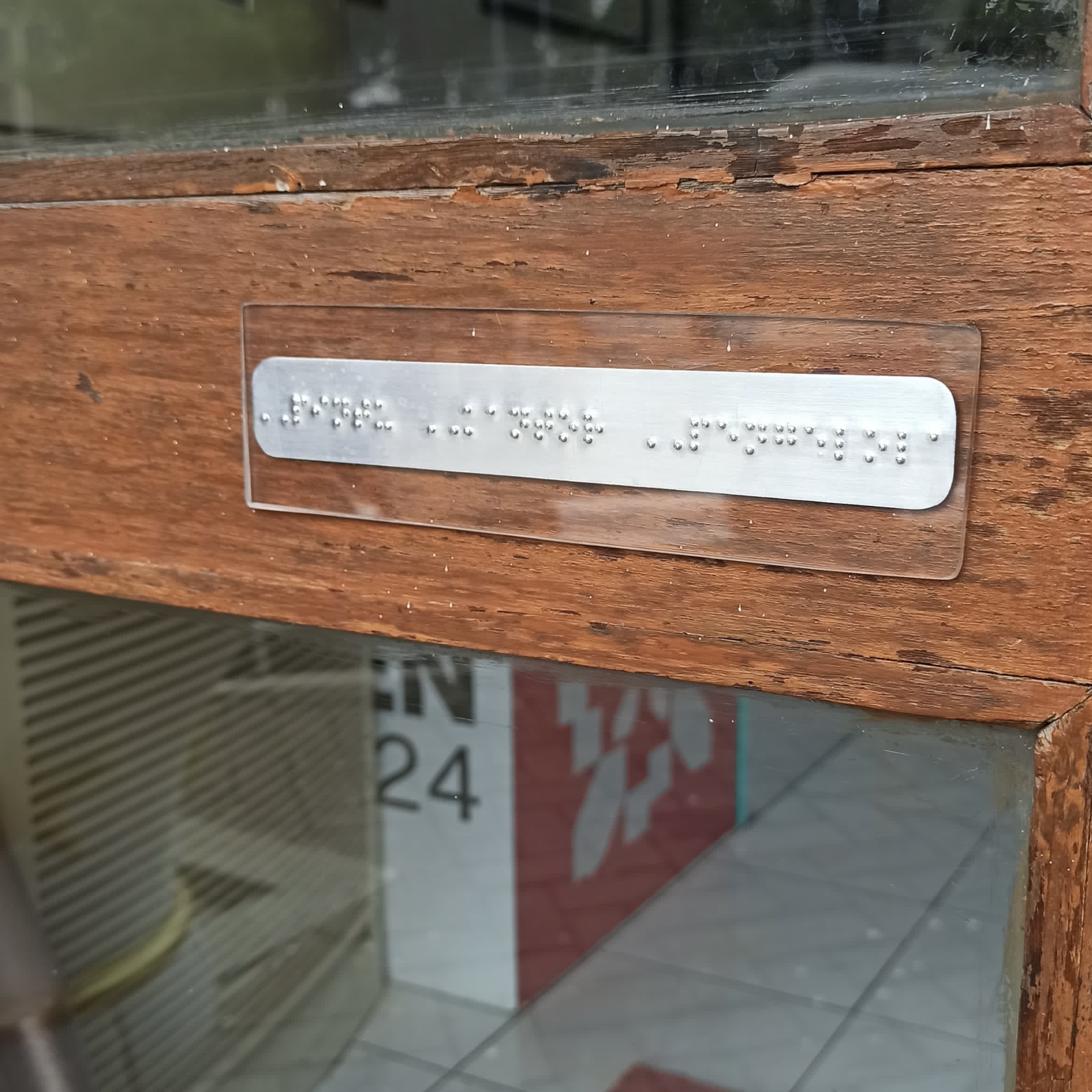 Pemkot memasang narasi huruf blaille di tempat wisata Museum 10 Nopember dan Tugu Pahlawan. (Humas Pemkot Surabaya) - Image