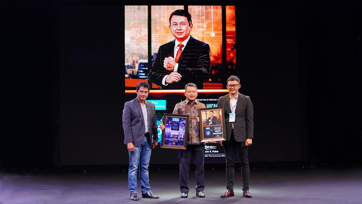 Bank DKI menerima penghargaan sebagai Indonesia Top Digital Innovation Award 2025, dan Indonesia 20 Popular CIO & CTO Awards 2025 pada ajang Digital Forum & The Iconomics Awards di Jakarta. (Istimewa - Image