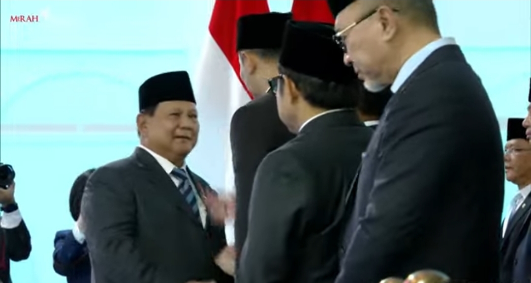 Presiden Prabowo Subianto menyapa jajaran Kabinet Merah Putih sekaligus ketua umum partai politik seusai pelantikan kepala daerah serentak di Istana Negara, Jakarta, Kamis (20/2). (Istimewa). - Image