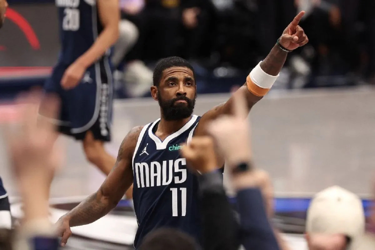 Selebrasi Kyrie Irving. (ANTARA/Getty Images via AFP/SAM HODDE) - Image