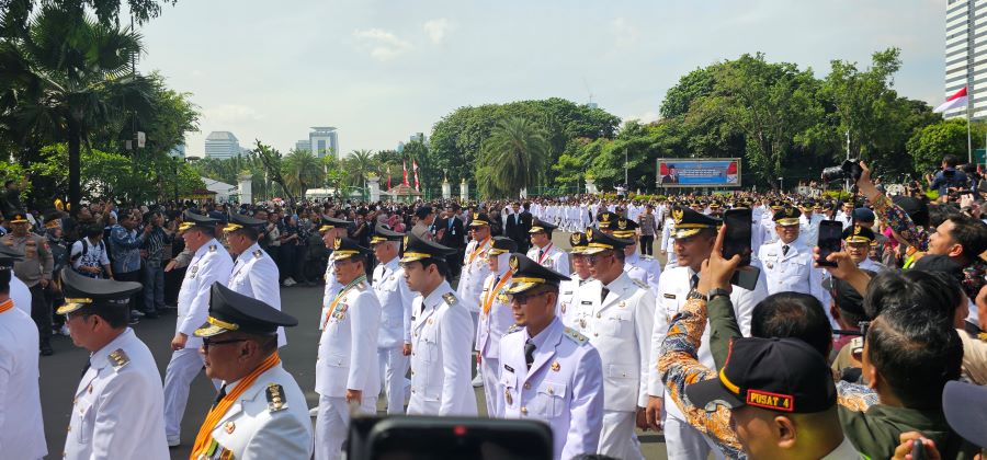Sebanyak 961 kepala daerah terpilih melakukan kirab dari lapangan Monumen Nasional (Monas) menuju Istana Negara, Jakarta, Kamis (20/2). (M Ridwan/ JawaPos.com) - Image