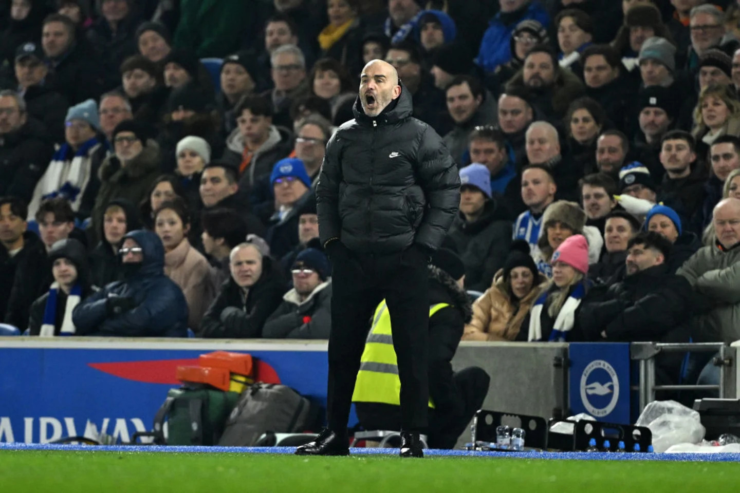 Enzo Maresca memberikan instruksi di pinggir lapangan ketika laga Chelsea melawan Brighton pada (15/2) lalu. (Mike Hewitt/Getty Images) - Image