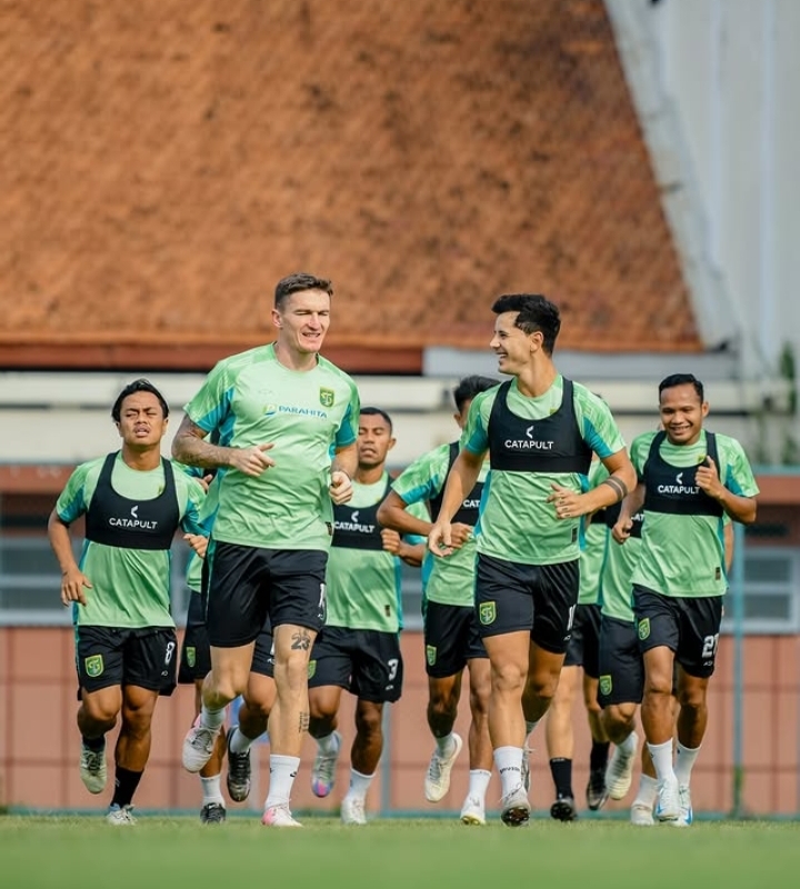 Para pemain Persebaya berlatih keras sebagai persiapan menghadapi Dewa United, besok (21/2). (Dok. Persebaya Surabaya) - Image