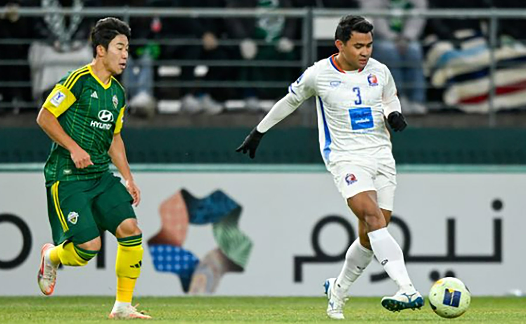 Bek Port FC asal Indonesia Asnawi Mangkualam (kanan) dalam laga versus Jeonbuk Hyundai Motors FC. (Dok. AFC) - Image