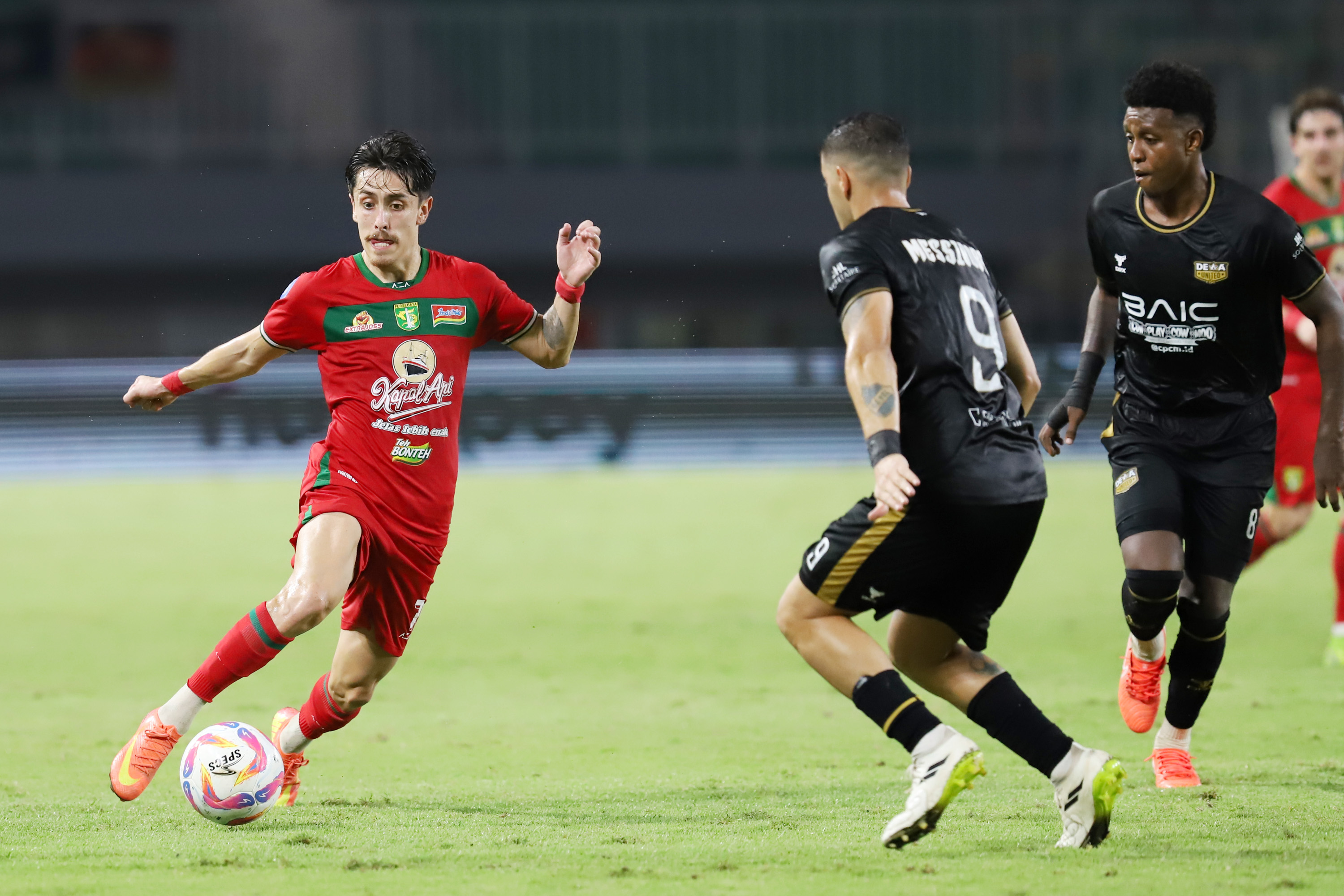 Pesepak bola Persebaya Surabaya Francisco Rivera mencoba melewati pemain Dewa United Alexis Nahuel Ricardo pada pertandingan Liga 1 2024/2025 di stadion Pakansari, Bogor, Jawa Barat (21/2/2025). (Dery Ridwansah/ JawaPos.com)