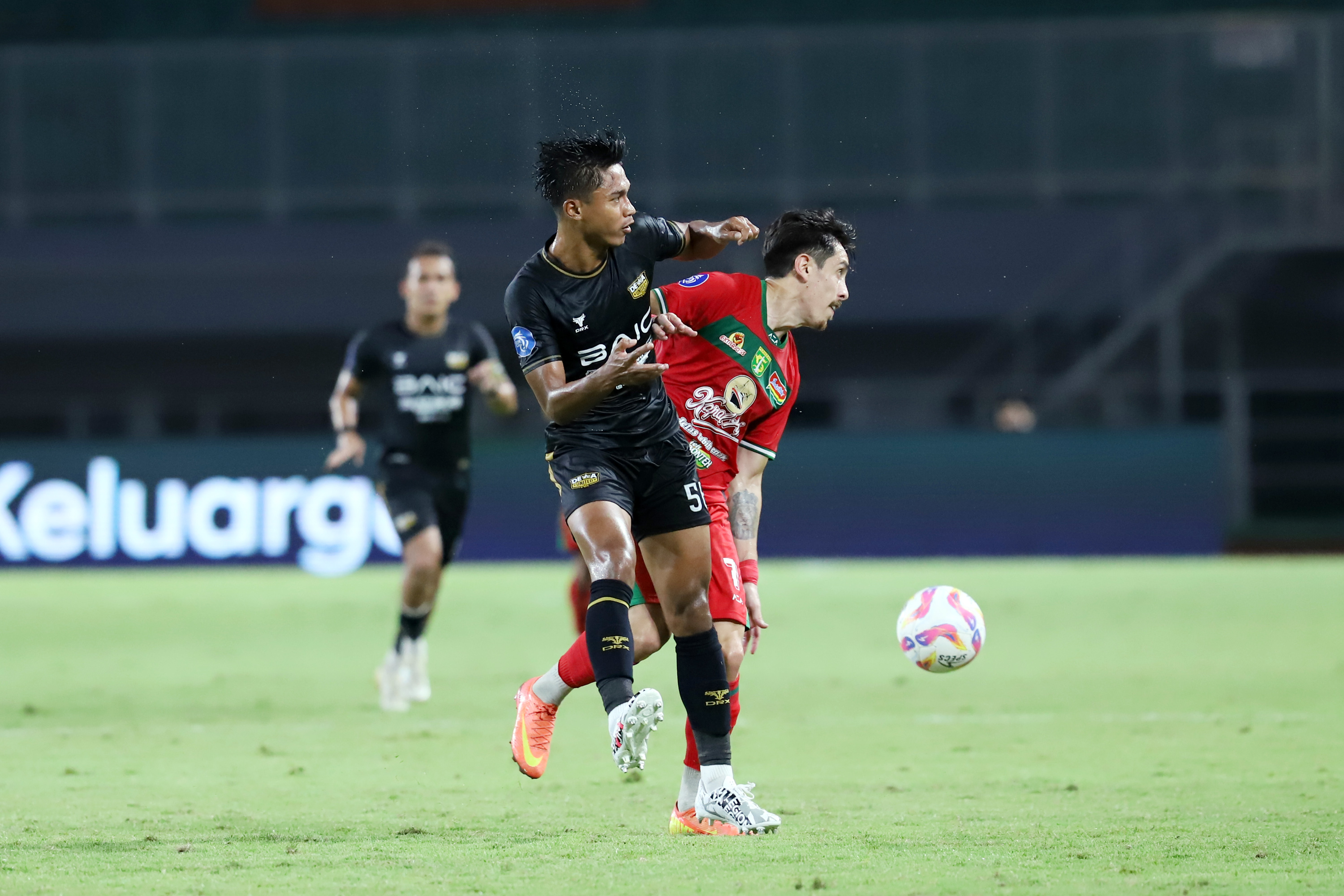 Pesepak bola Persebaya Francisco Rivera berebut bola dengan pesepak bola Dewa United Alfriyanto Nico pada pertandingan Liga 1 2024/2025 di stadion Pakansari, Bogor, Jawa Barat (21/2/2025). (Dery Ridwansah/ JawaPos.com) - Image