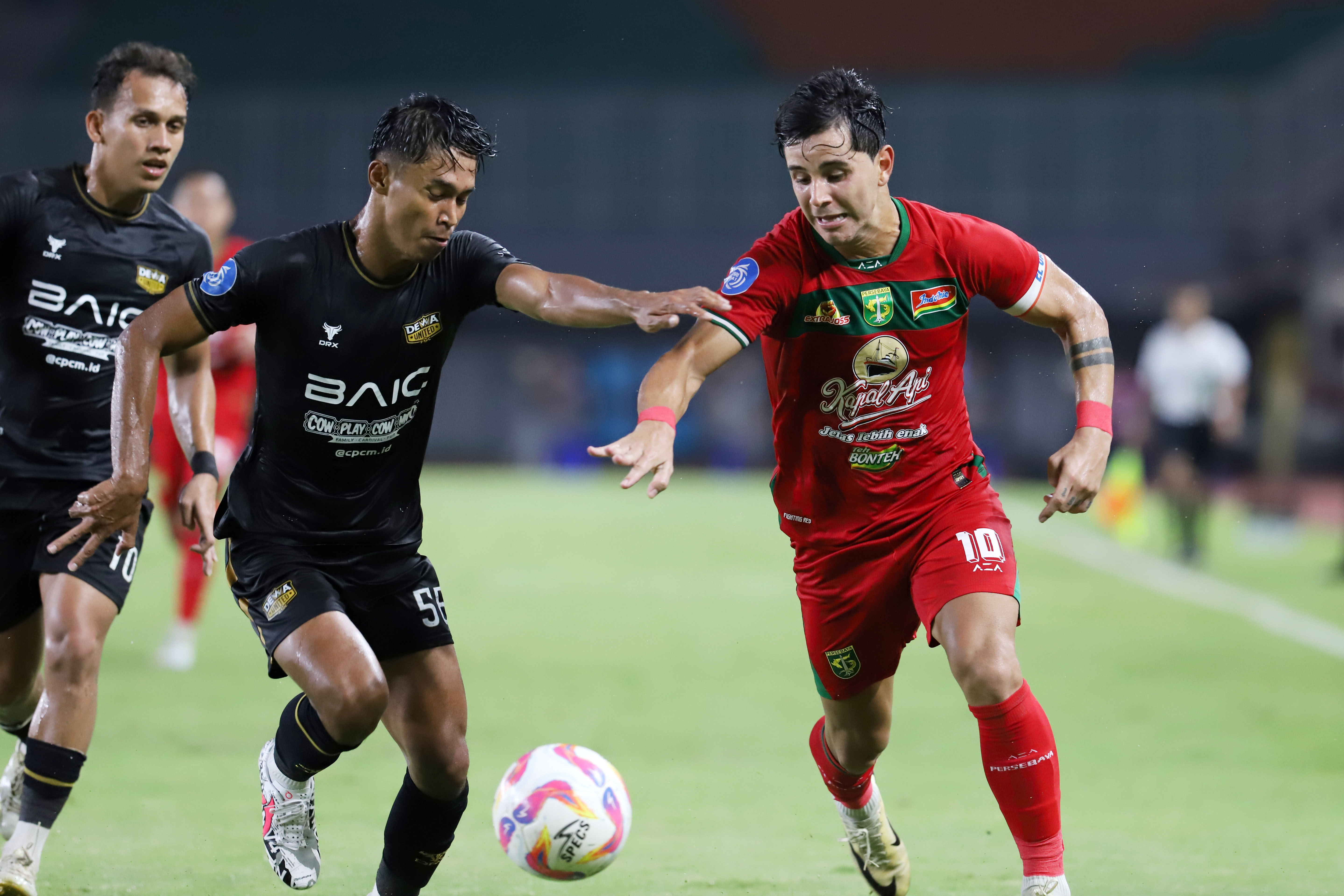 Pesepak bola Persebaya Bruno Moreira Soares berebut bola dengan dengan pesepak bola Dewa United Alfriyanto Nico pada pertandingan Liga 1 2024/2025 di stadion Pakansari, Bogor, Jawa Barat (21/2/2025). (Dery Ridwansah/ JawaPos.com) - Image
