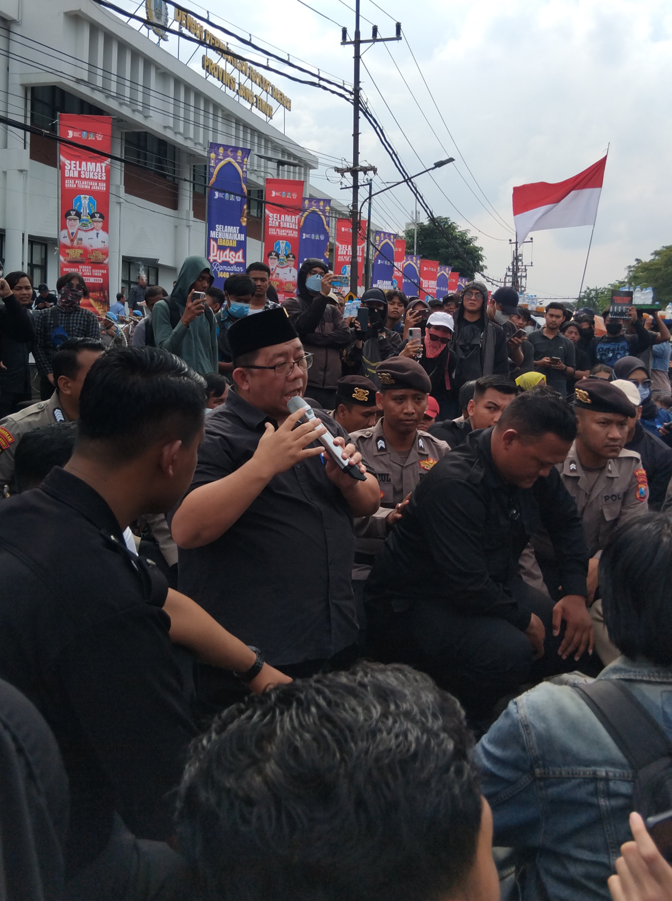 Anggota Komisi A DPRD Jatim, Yordan M. Batara-Goa saat melakukan audiensi dengan para demonstran di depan Gedung DPRD Provinsi Jatim, Jumat (21/2). (Juliana Christy/JawaPos.com). - Image