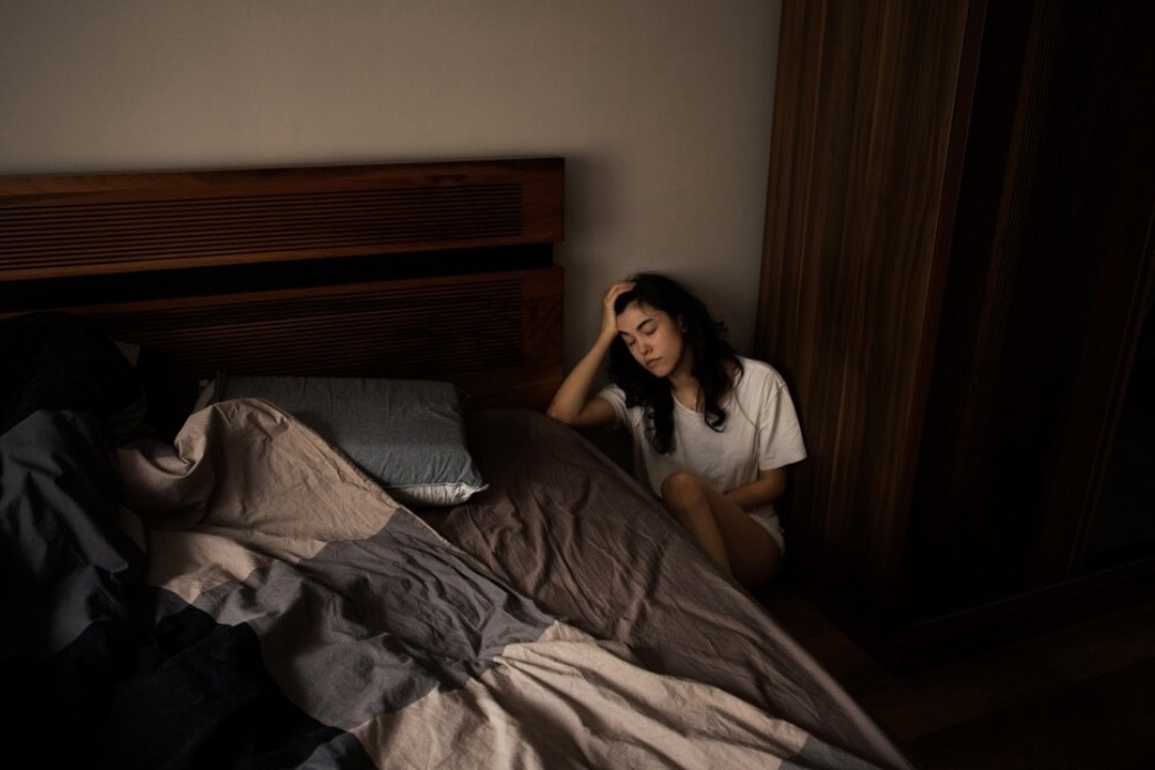 Ilustrasi Kebiasaan Buruk yang Membuat Sulit Tidur Karena Pikiran Tidak Bisa Berhenti Berputar Saat Malam (freepik) - Image