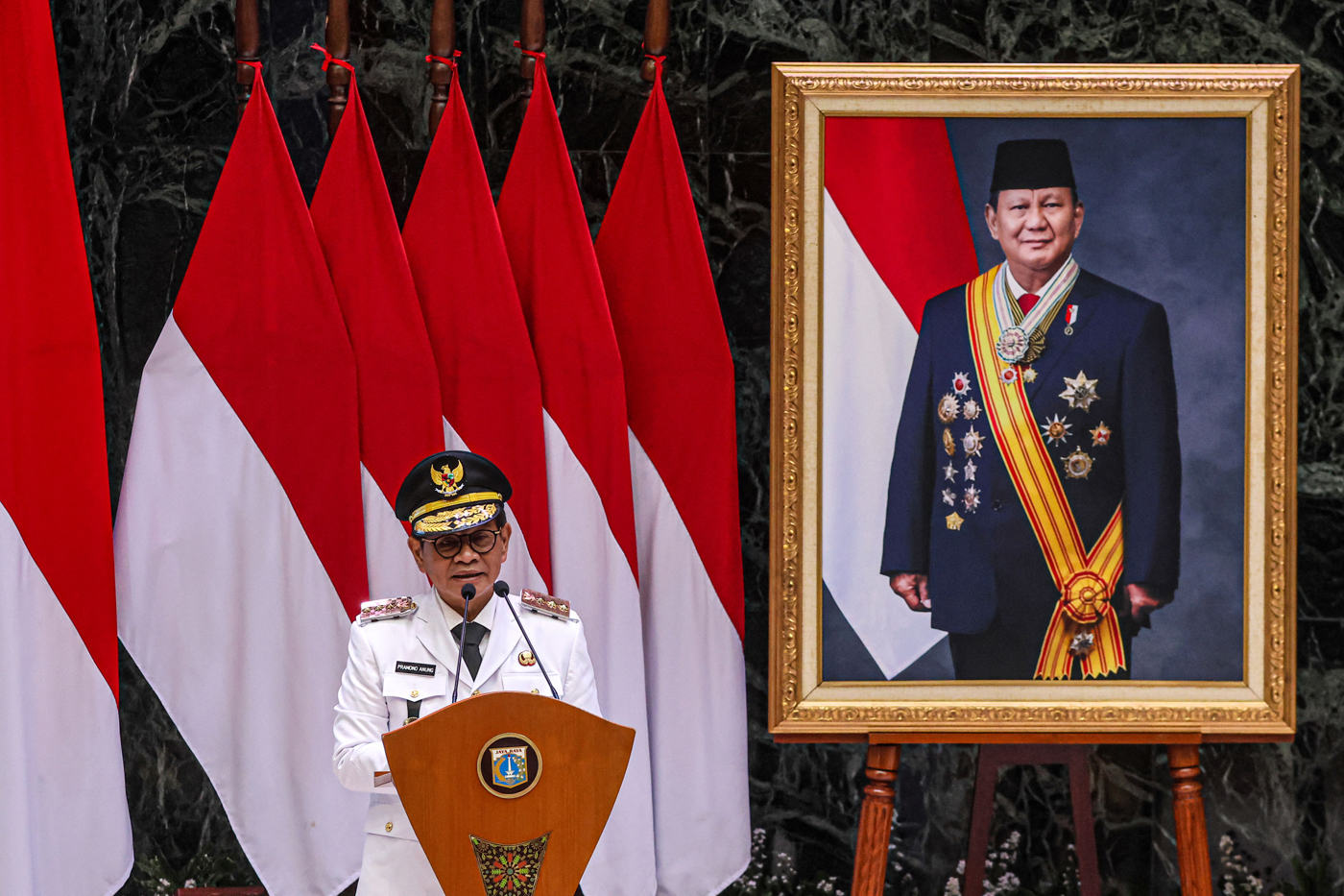 Gubernur DKI Jakarta Pramono Anung menyampaikan pidato saat sertijab di Balaikota Jakarta, Kamis (20/02/2025). (Hanung Hambara/Jawa Pos) - Image