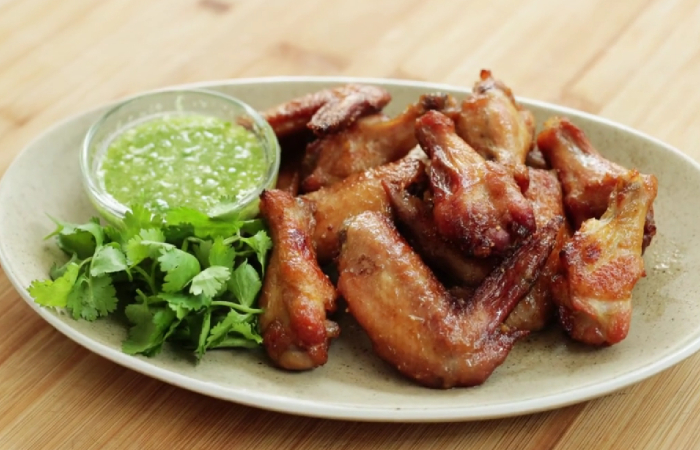 Resep Sayap Ayam Panggang Ala Thailand yang Lezat. (YouTube Devina Hermawan) - Image
