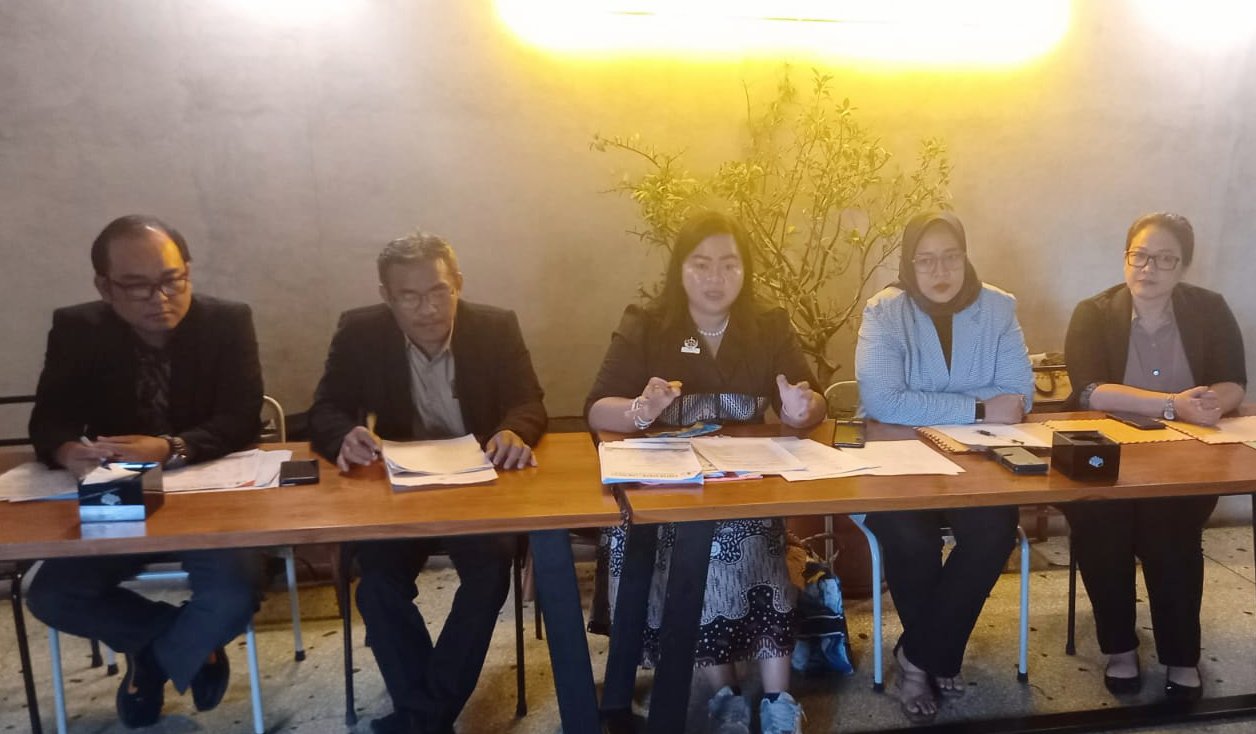 Rikha Permatasari (tengah) dan rekan, kuasa hukum dari Usra Hendra Harahap dalam konferensi persnya di Jakarta pada Jumat (21/2). (ILHAM SAFUTRA/JAWAPOS.COM) - Image