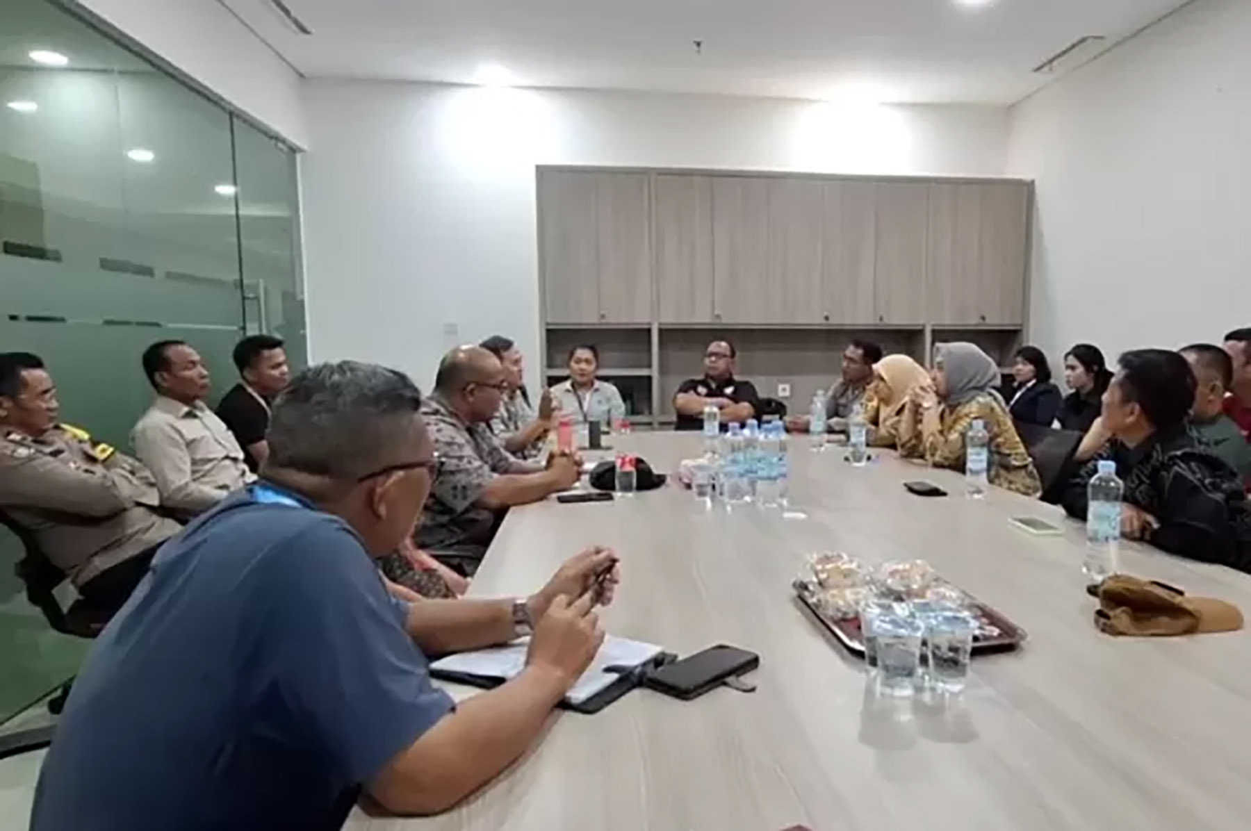 Suasana saat berlangsungnya mediasi pasca kasus pemukulan di lapangan basket yang viral di media sosial. (Foto: Dok. Keluarga korban for Radar Bogor) - Image