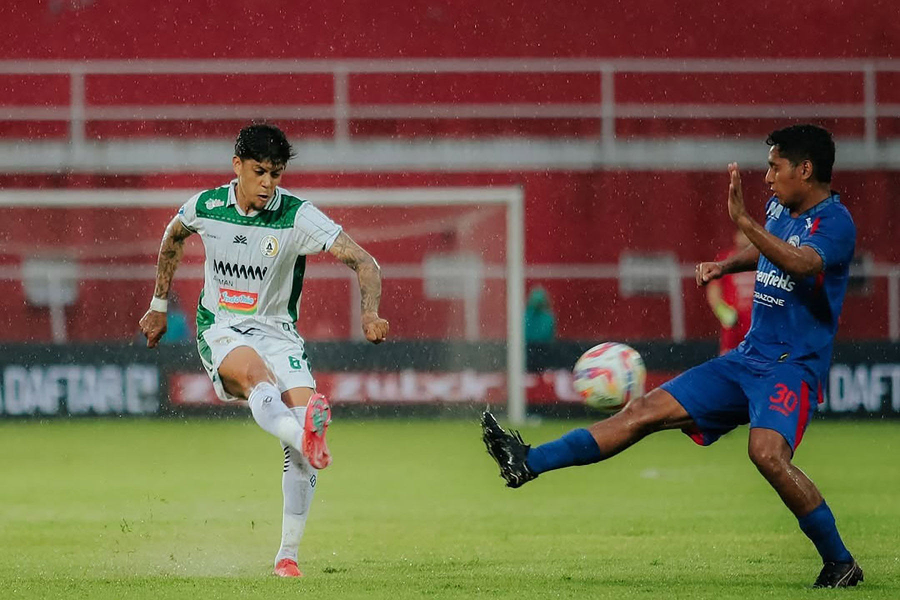 Betinho (kiri) berduel dengan pemain Arema. (Dok. PSS). - Image