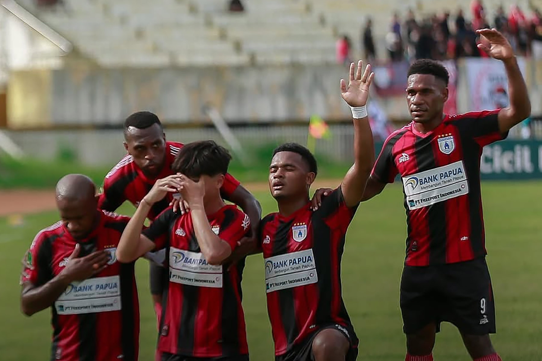 Persipura Jayapura menggilas Rans Nusantara 8-0 berkat double hattrick Ramai Rumakiek dan brace Reno Salampessy. (Dok: Instagram Persipura 1963) - Image