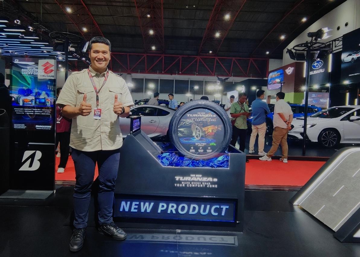 Head of Consumer Bridgestone Tire Indonesia Gatot Adrie Triyono di sela-sela penyelenggaraan IIMS 2025. (Dinarsa Kurniawan/JawaPos.com) - Image